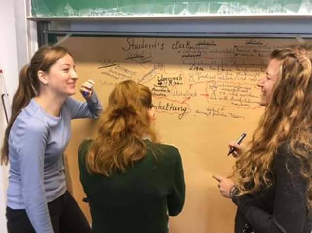 Розробники проекту студентського клубу  Jugendwelle (зліва направо) Яна Гаврильчук, Мвр’яна Чабан і Олена Добжанська у креативному процесі